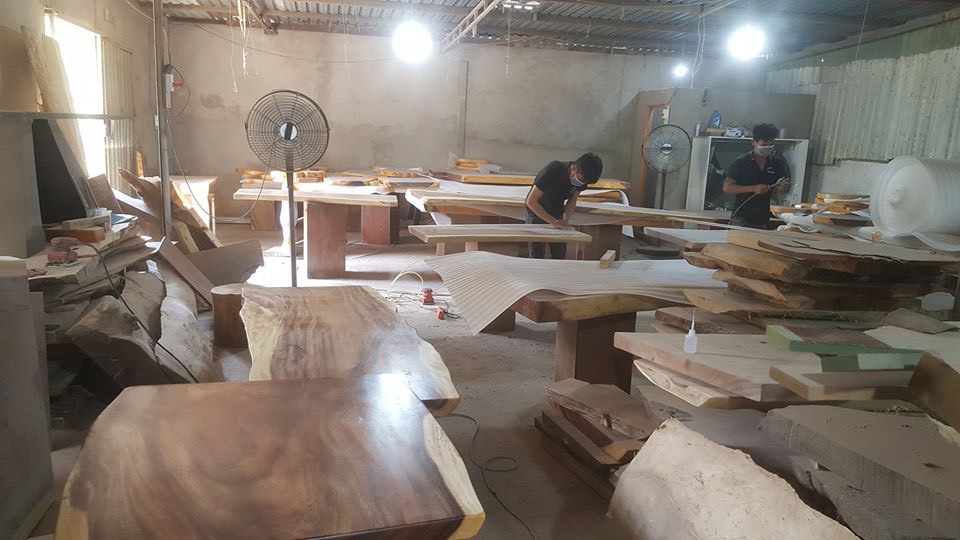 Xưởng sản xuất bàn gỗ me tây nguyên tấm ở đâu ?