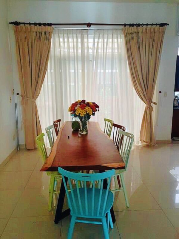 Bàn ăn gỗ me tây phông cách cổ điển sang trọng