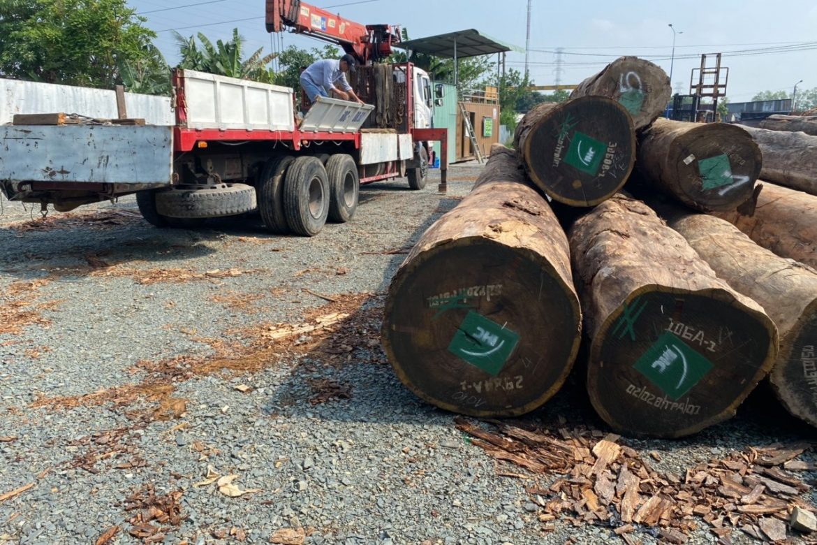 bàn gỗ nguyên tấm nhập khẩu