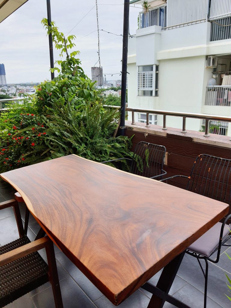 Cách bảo vệ bàn gỗ nguyên tấm ngoài trời tốt nhất