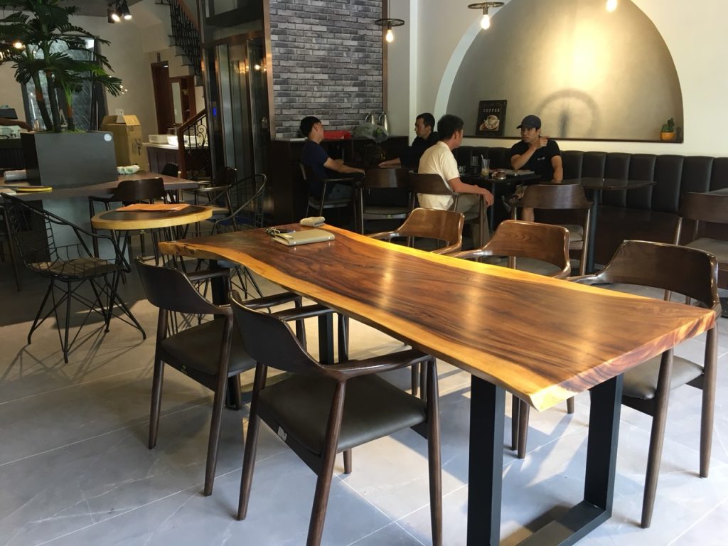 Cách chọn bàn gỗ me tây nguyên tâm trong quán cà phê