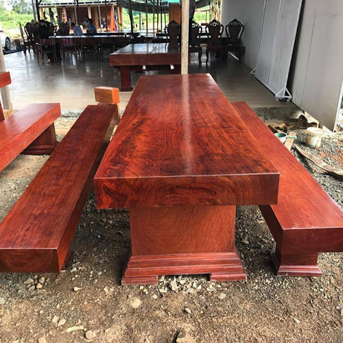Bàn ghế gỗ 3 băng nguyên khối phù hợp đặt ở đâu ?