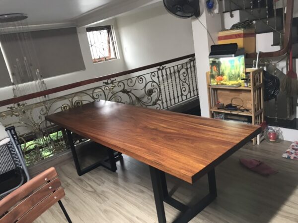 bàn gỗ Lim Vàng sang trọng , phong phú